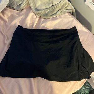 Lululemon black skirt play off the pleats